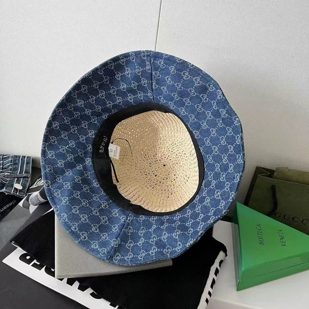 Соломенная шляпа Gucci с монограммой из джинсовой ткани.