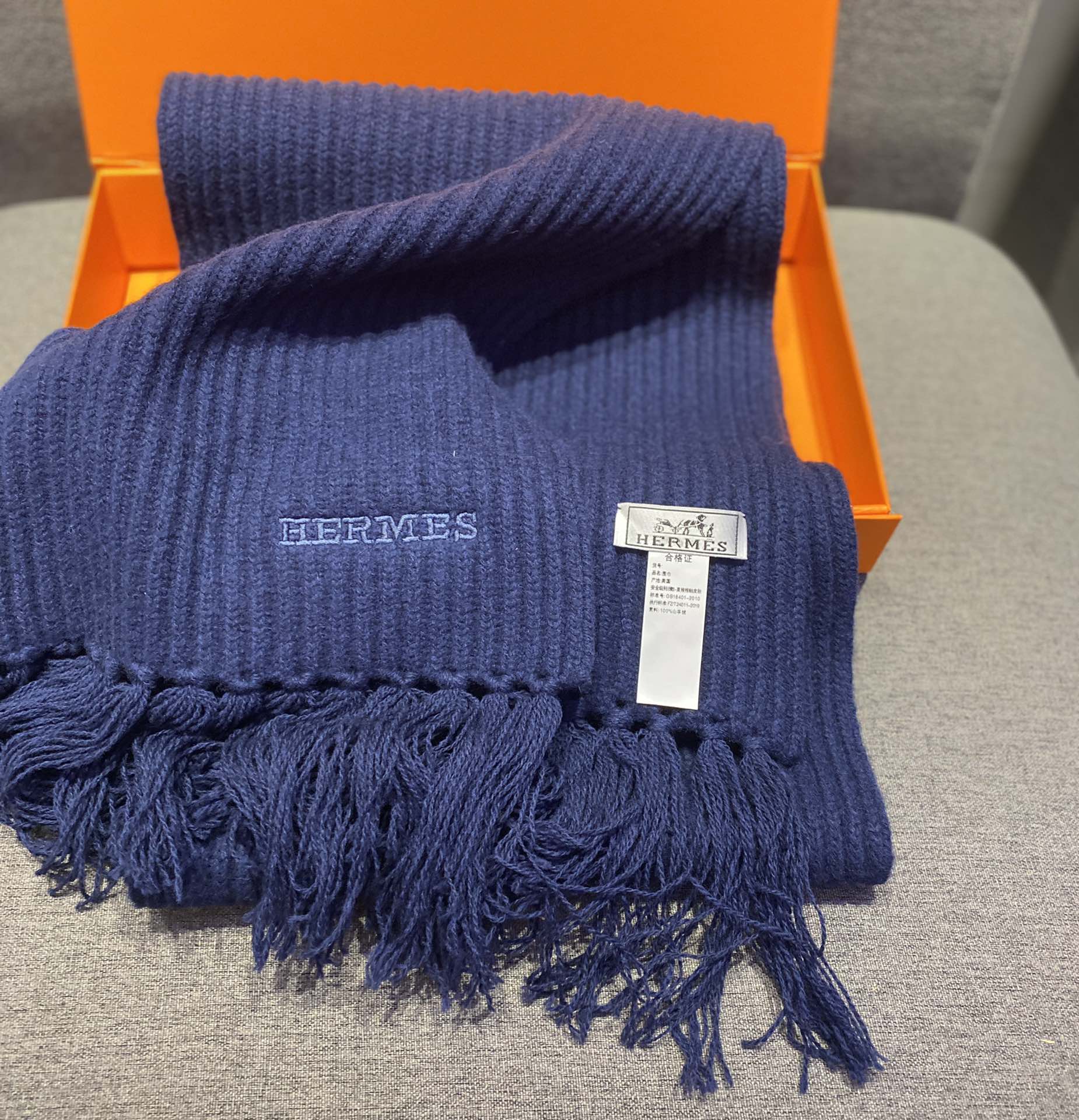 Вязаный кашемировый комплект Hermes с шапкой-бини - темно-синий