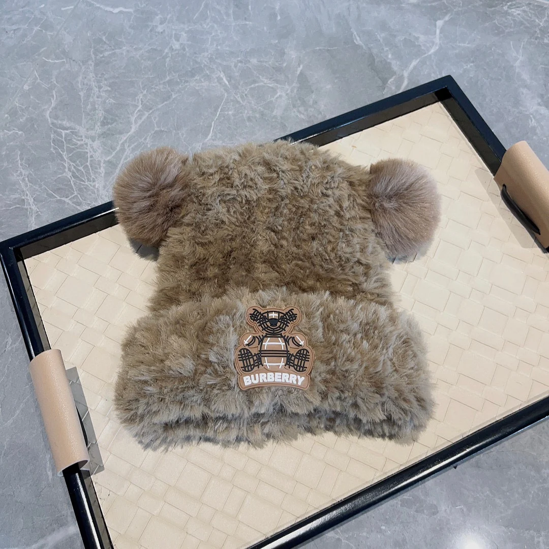 Burberry - Новая шапка-бини в форме медведя из осенне-зимней коллекции