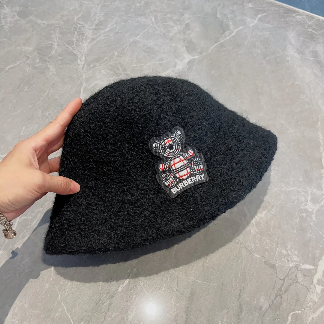 Новая шерстяная рыбацкая шапка Burberry из коллекции осень/зима - черная