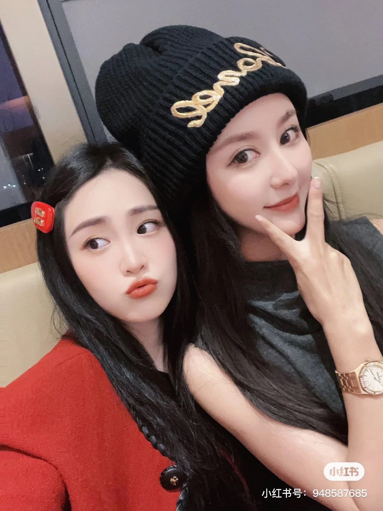 Плетеная шляпа Chanel с пайетками в виде курсивных букв - черная