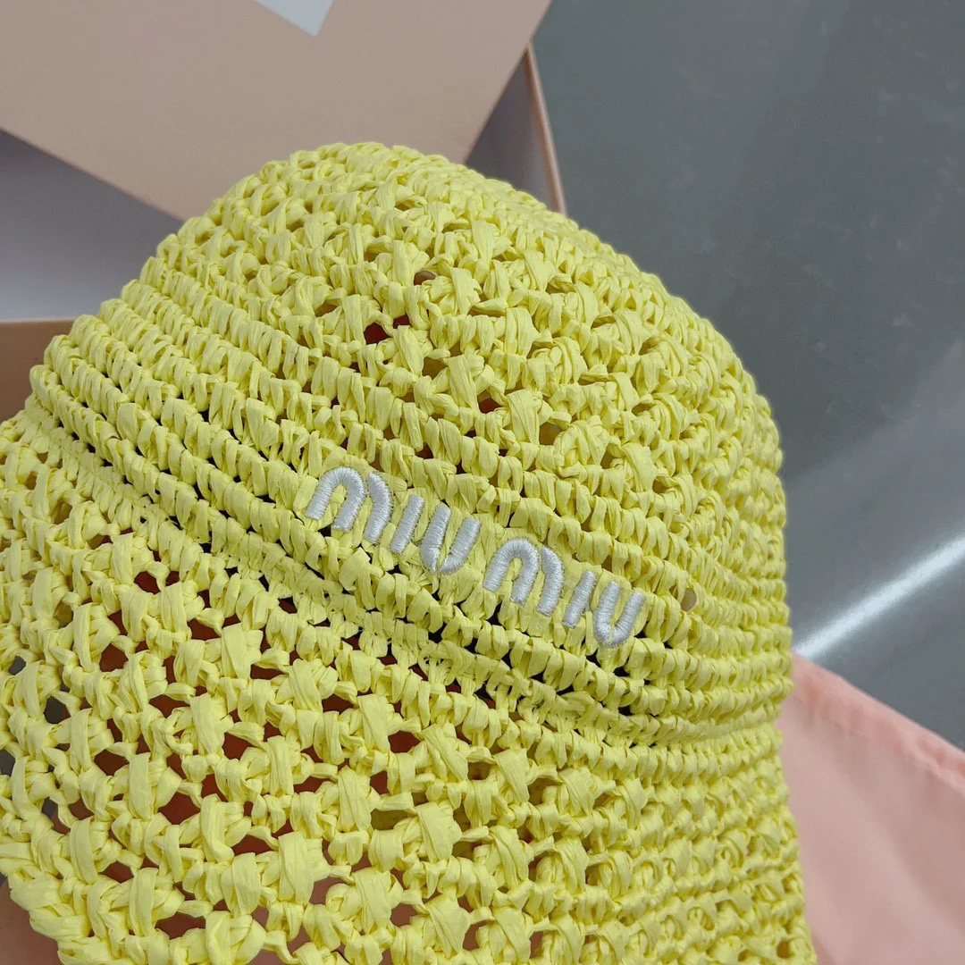 Новинка весны/лета Miu Miu 2023 — Вязаная крючком рыбацкая шапка — желтая
