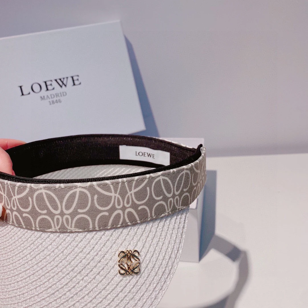 Lolwei - Соломенная шляпа-повязка на голову с монограммой, выполненная в стиле пэчворк, с металлическим ярлыком.