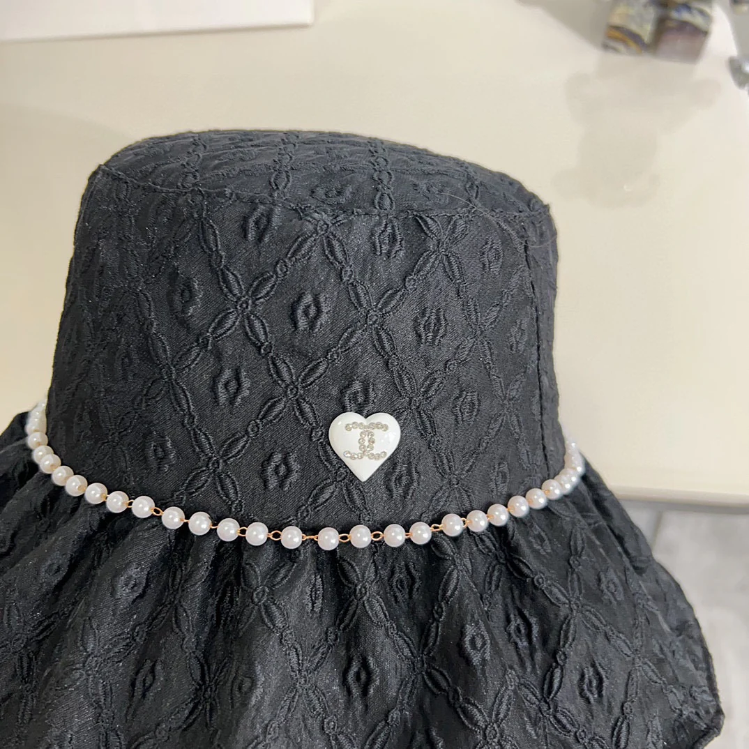 Новая солнцезащитная шляпа Chanel 2024 в форме сердца с жемчугом - черная.