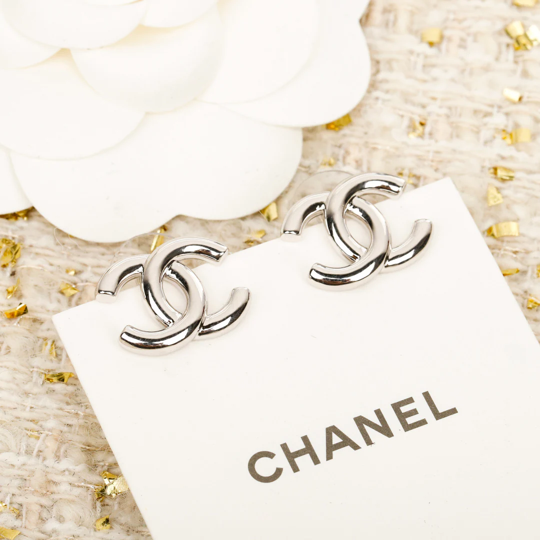 Chanel - 25 пенсов, глянцевые серьги с двойной буквой С