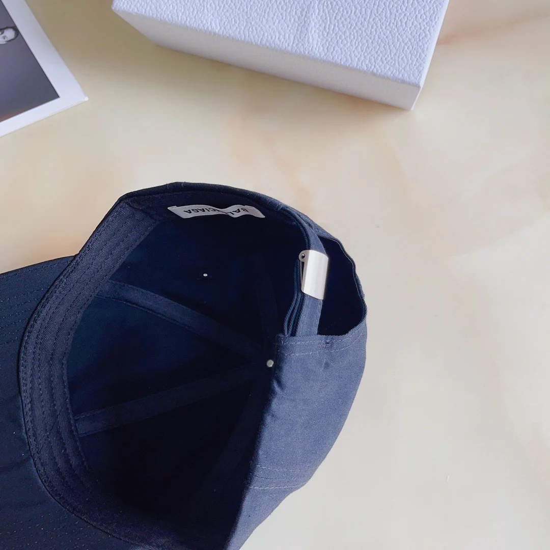 Balenciaga - Новая бейсболка в форме буквы B - conk4