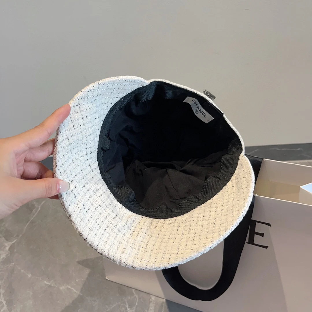 Chanel - Белая шляпа-уточка