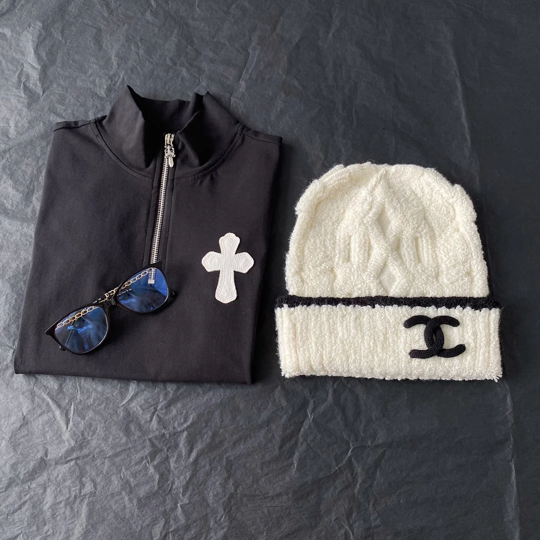 Вязаная шапка Chanel из коллекции осень/зима 2023, новая модель — белая.