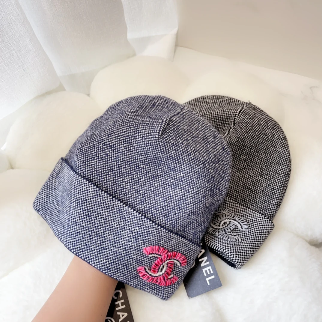 Новая универсальная вышитая шапка Chanel из осенне-зимней коллекции - розовая.