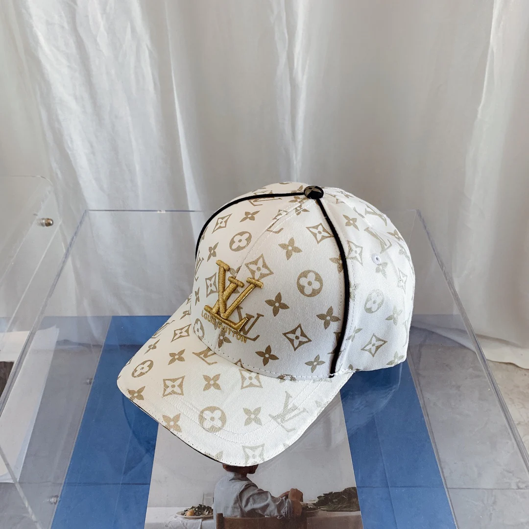 Новинка LV 2022 — бейсболка с принтом и вышивкой.