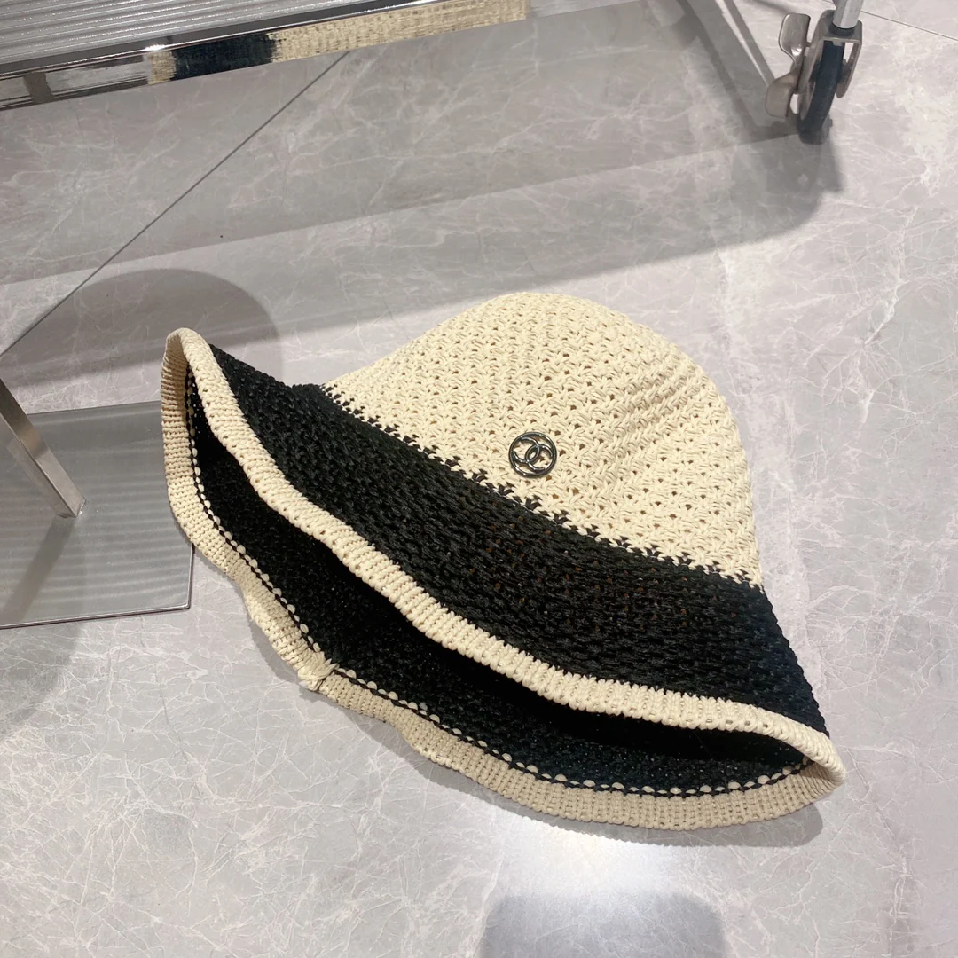 Соломенная рыбацкая шляпа Chanel - белая