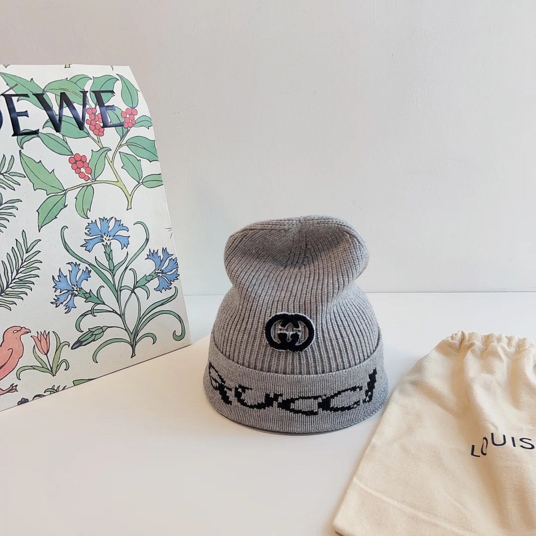 Шапка Gucci с вышитой буквой - серая