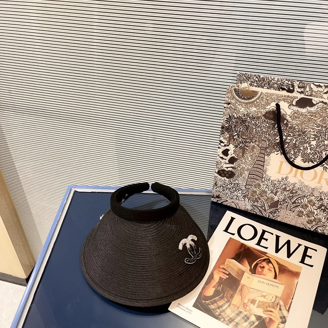 Солнцезащитная шляпа Chanel с логотипом, украшенным пайетками