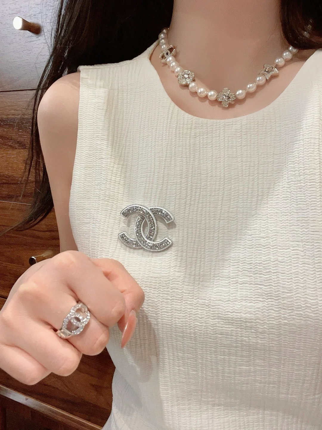 Флакон духов Chanel за 25 пенсов, жемчужное ожерелье в виде четырехлистного клевера