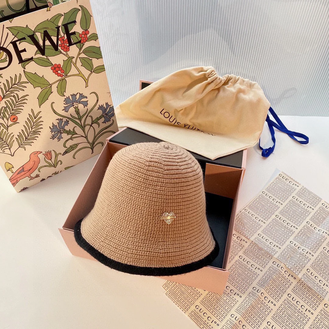 Рыбацкая шляпа Chanel в форме сердца