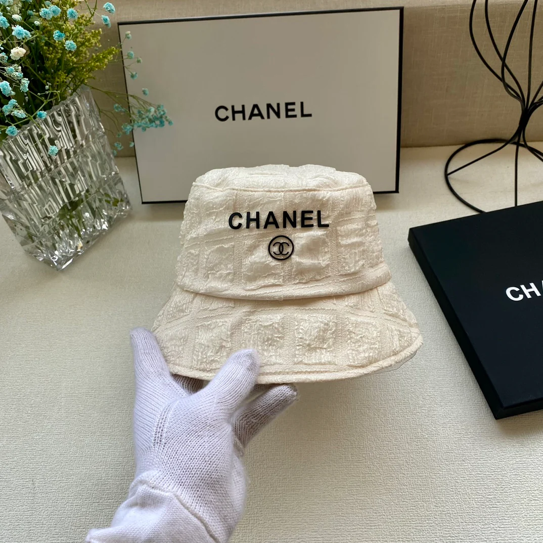 Новая плетеная жаккардовая рыбацкая шляпа Chanel весна/лето 2023 — белая.