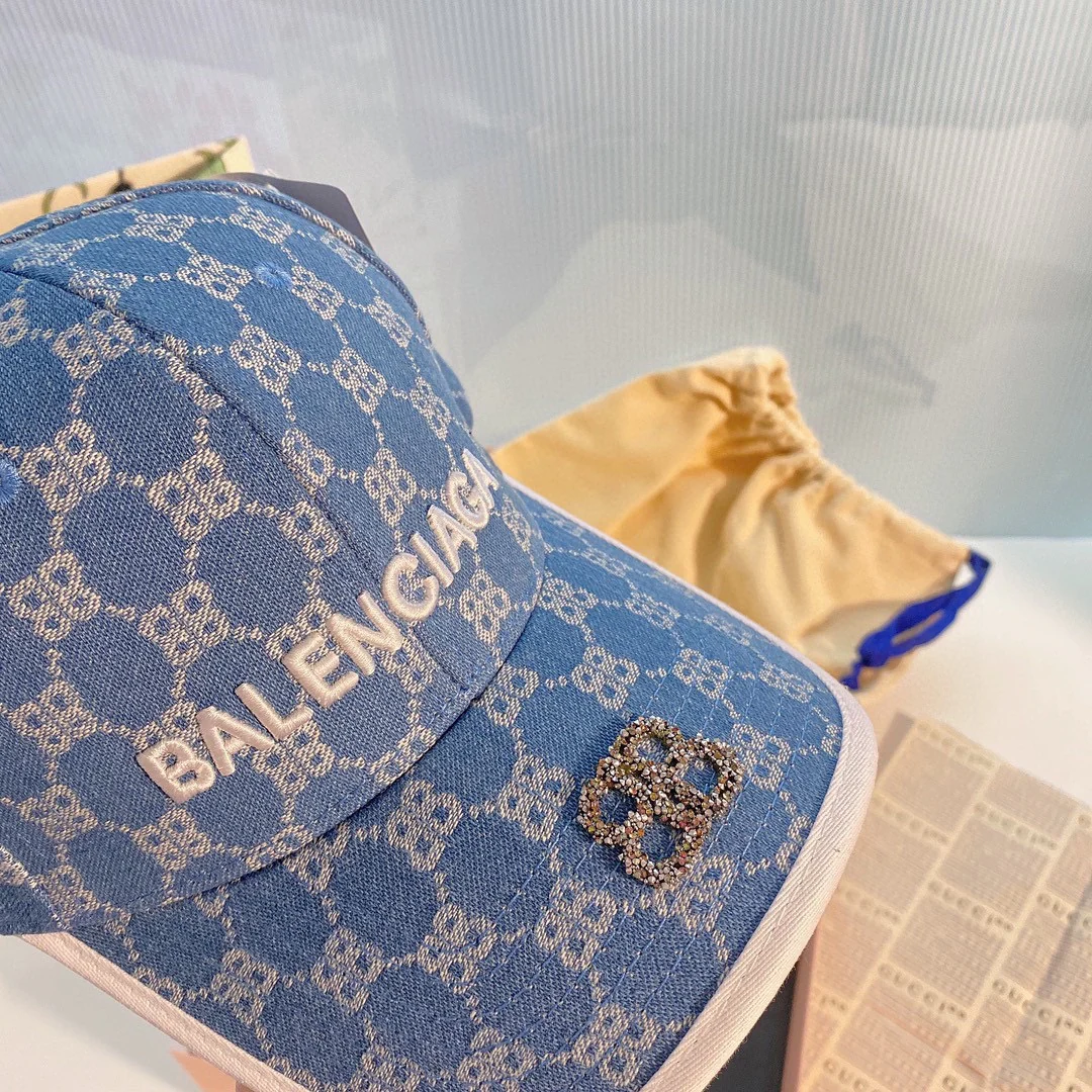 Бейсболка Balenciaga из джинсовой ткани с вышивкой - светло-голубая