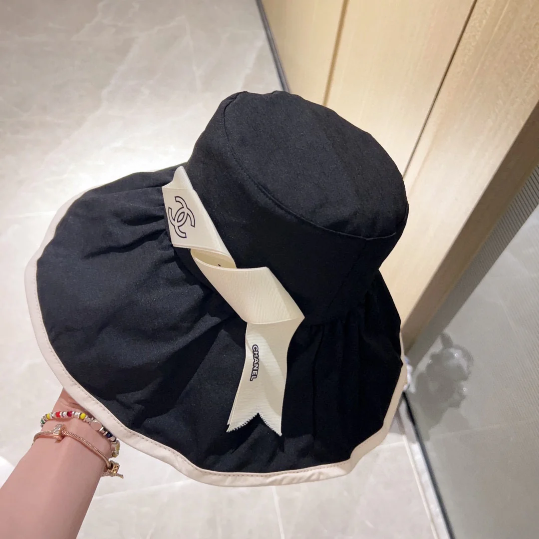 Новая элегантная широкополая рыбацкая шляпа Chanel 2023 года с гофрированной отделкой — черная.