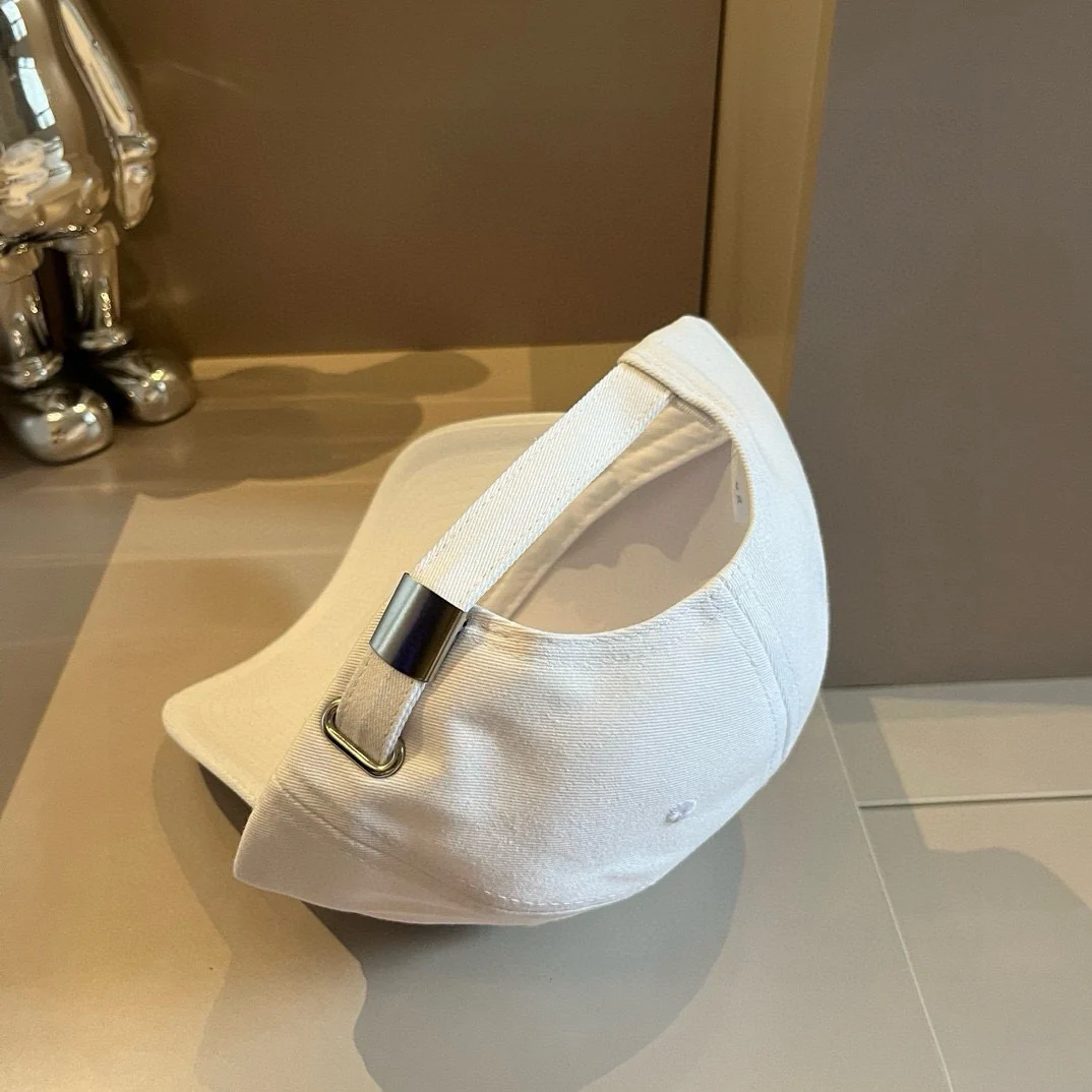 Бейсболка Miu Miu с вышитой надписью - унисекс - белая