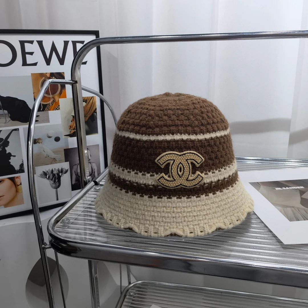 Chanel - Вязаная рыбацкая шапка с цветовыми блоками