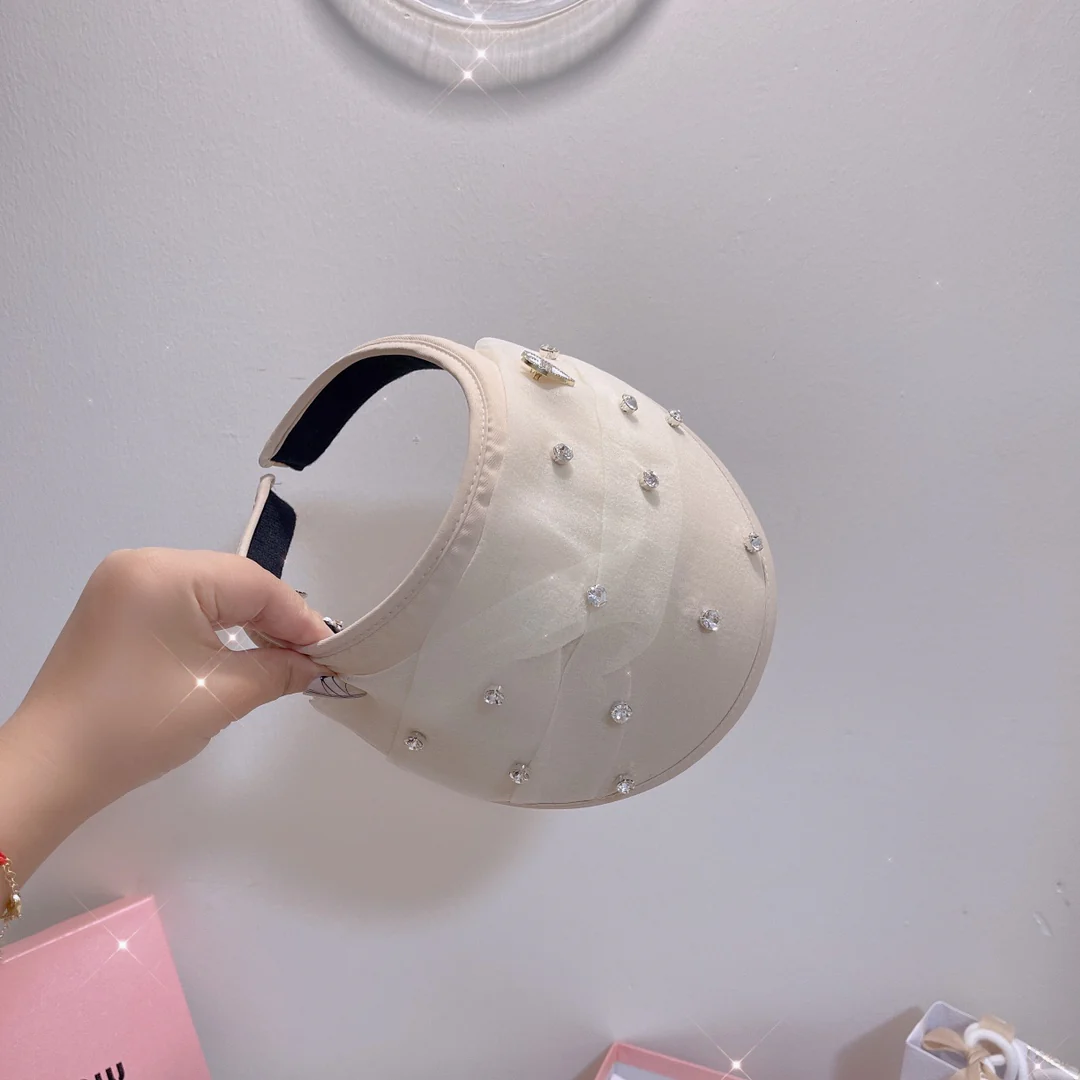 Miu Miu - Новая солнцезащитная шляпа с открытым верхом, украшенная стразами.