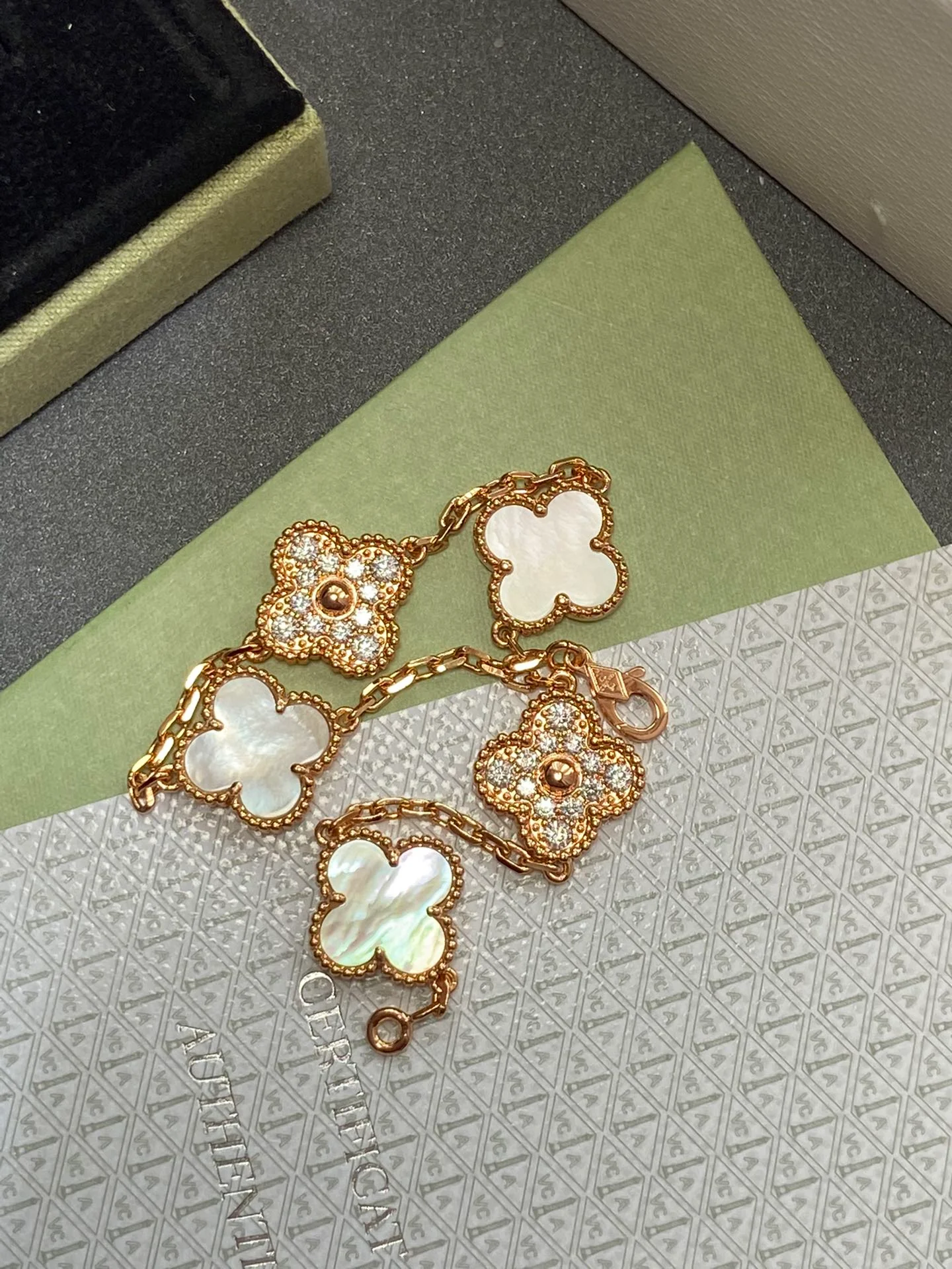 Браслет Lu L Family - 005