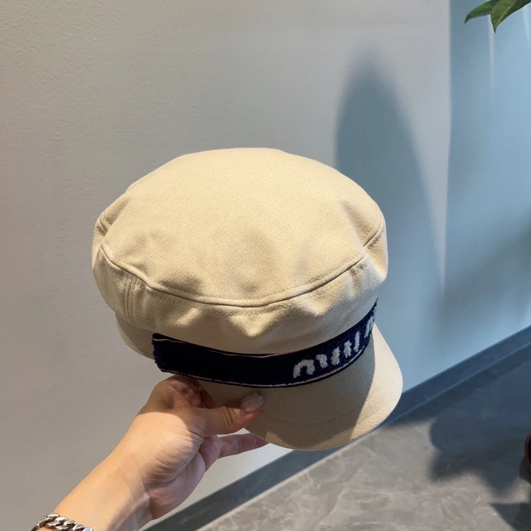 Бейсболка Miu Miu в форме буквы - белая