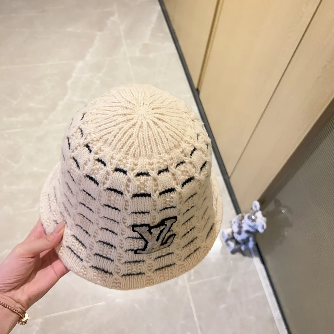 Вязаная рыбацкая шапка LV 2023 New Wave - белая