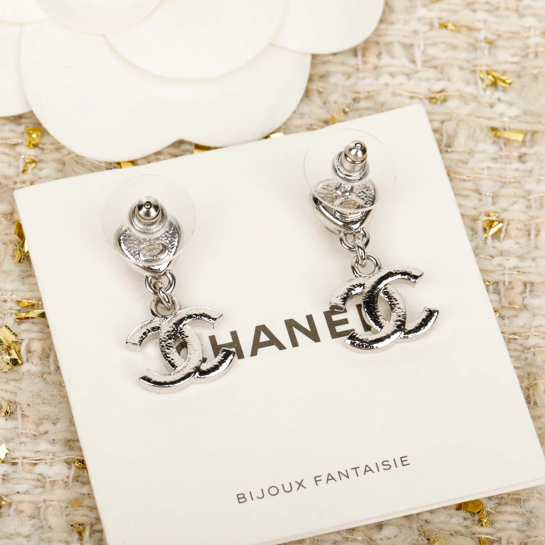 Серьги Chanel с подвеской в ??виде сердца и двойной буквой С, 25 пенсов - розовые - синие