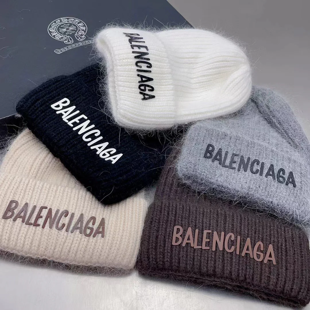 Balenciaga - Вязаная шапка из кроличьего меха