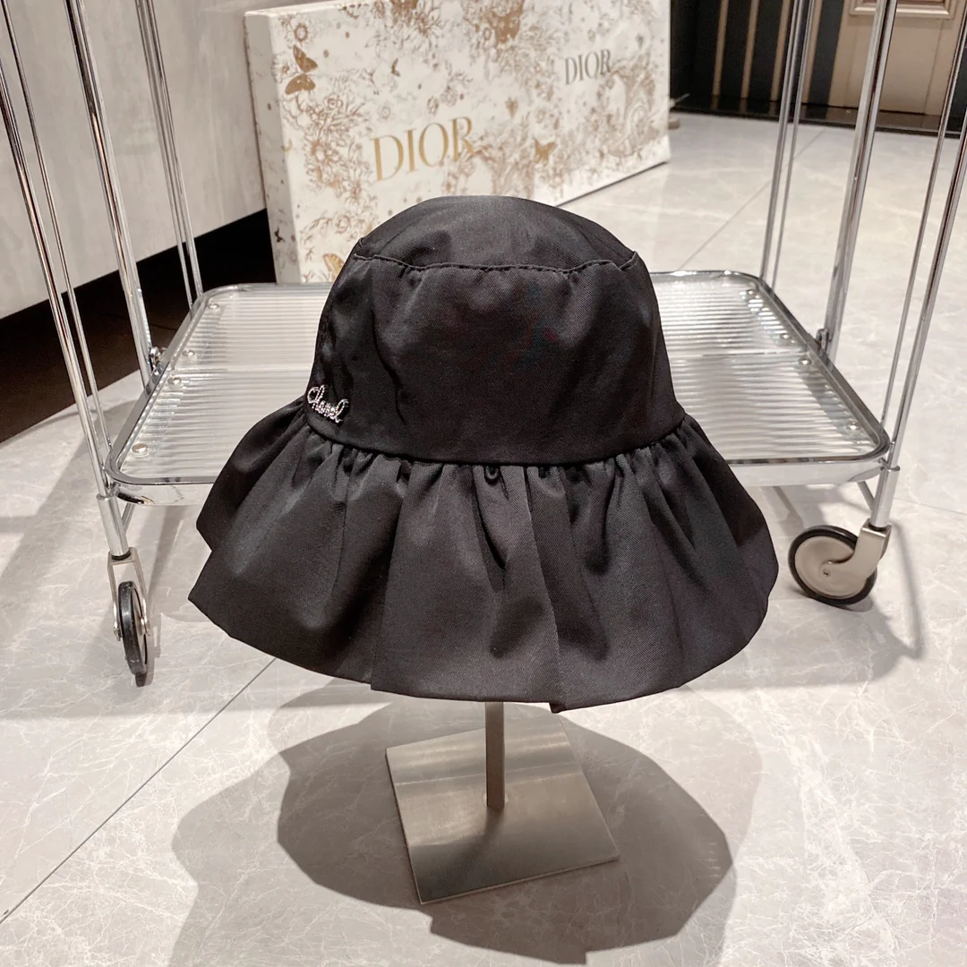 Новинка весенне-осенней коллекции Chanel 2023 — широкополая рыбацкая шляпа.