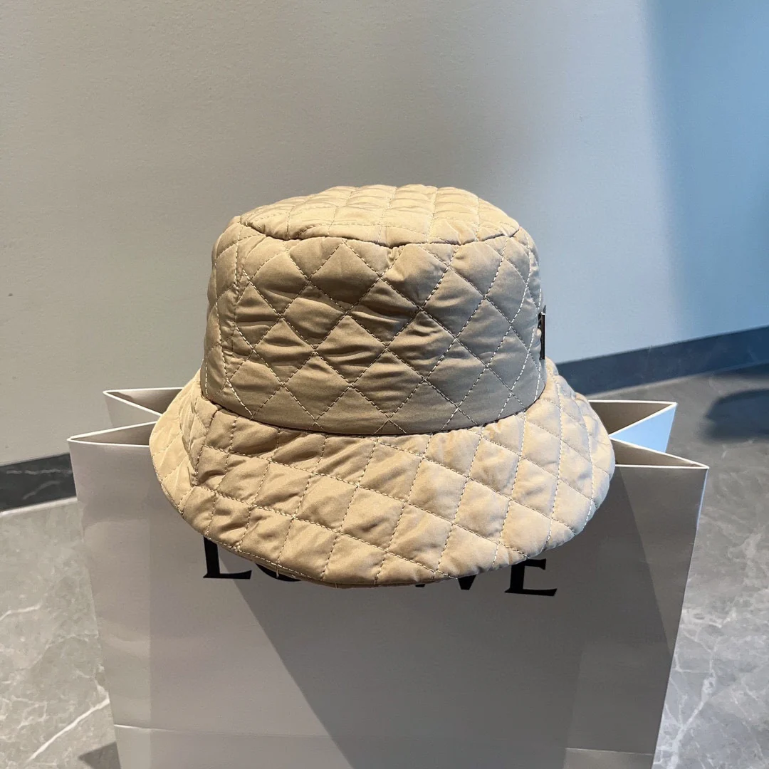 Новинка осенне-зимней коллекции Chanel: объемная рыбацкая шляпа с ромбовидным узором — цвет хаки.