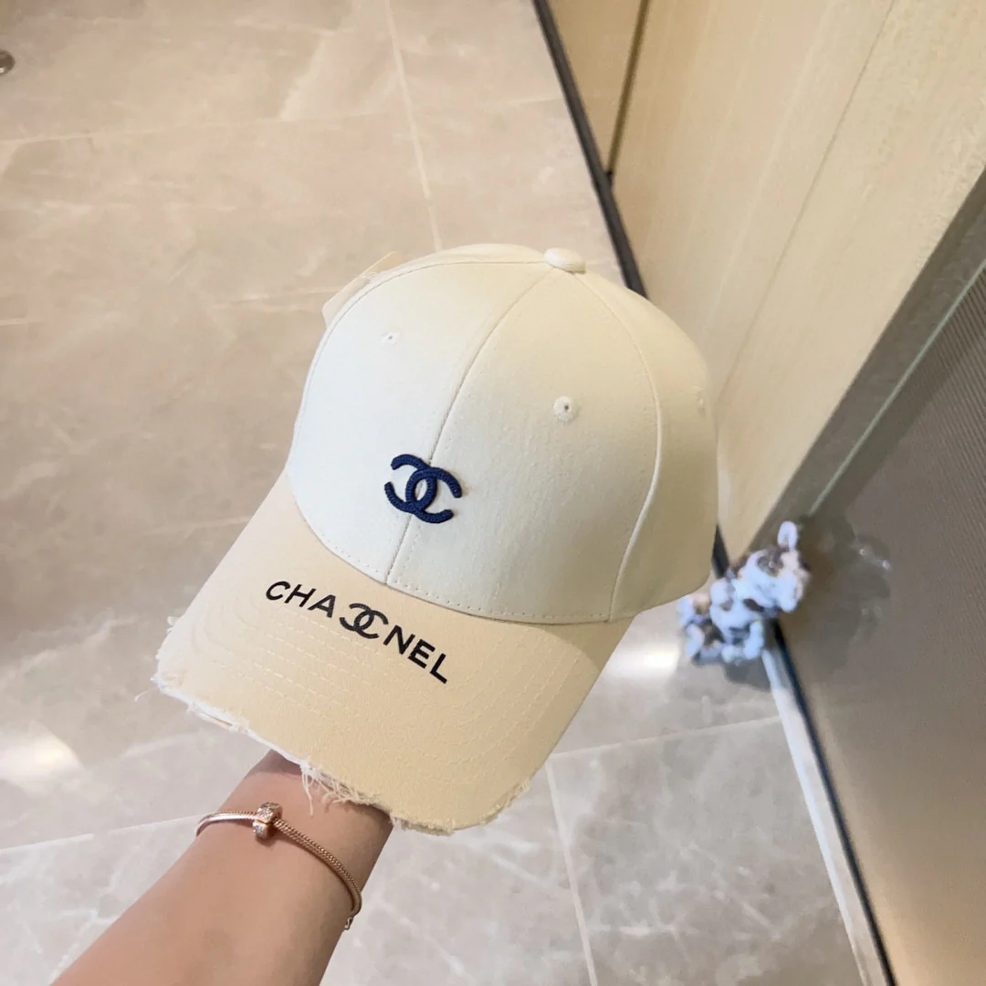 Новая бейсболка Chanel 2023 в стиле бутика с вышивкой - белая.