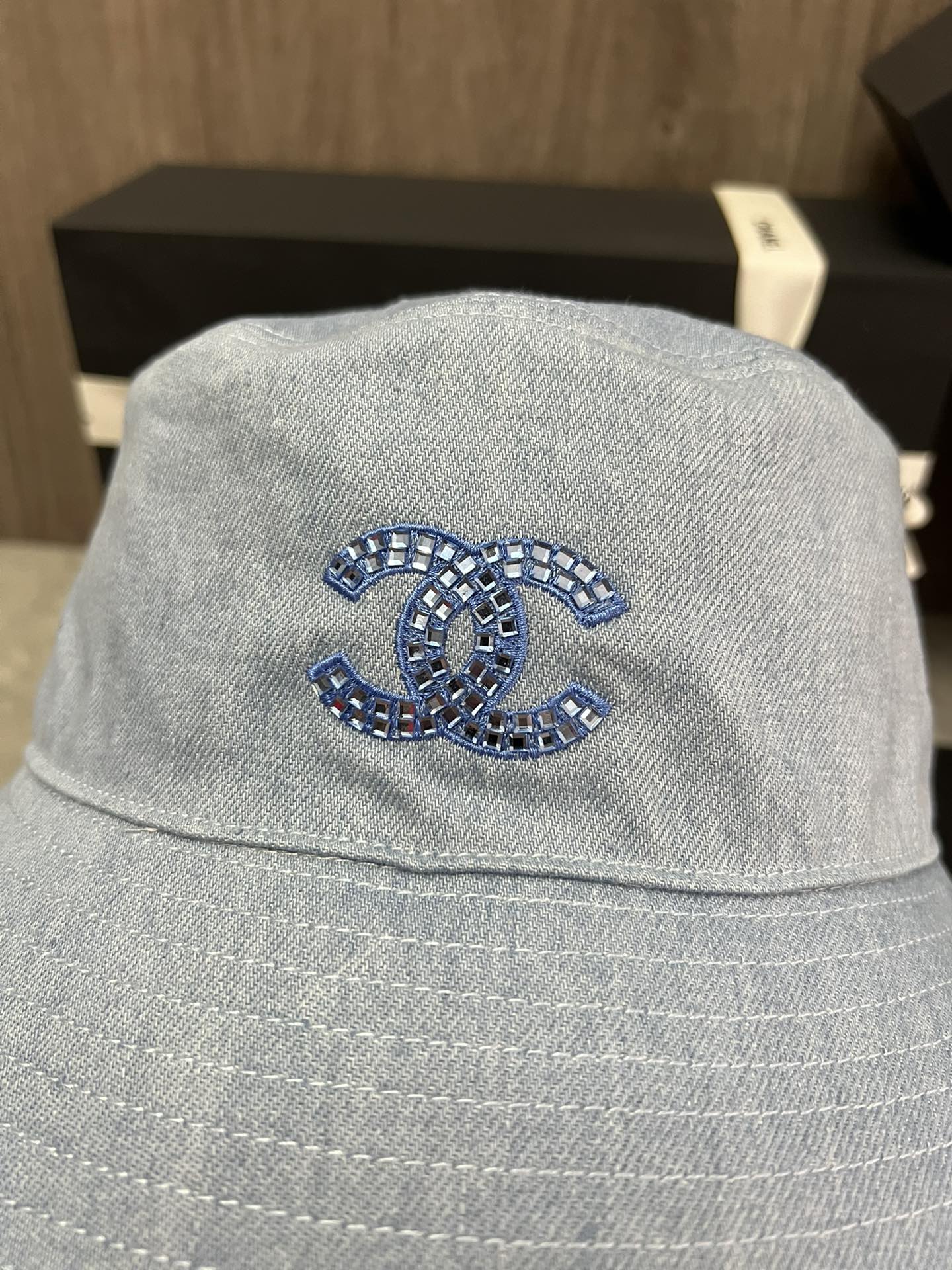 Джинсовая хлопковая рыбацкая шляпа Chanel - синяя