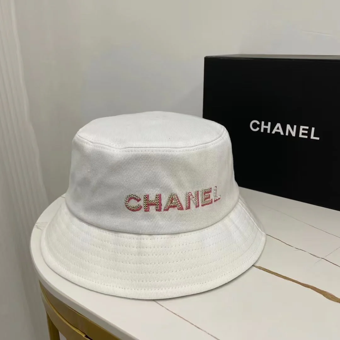 Рыбацкая шляпа Chanel, украшенная пайетками и стразами — рекомендовано на Xiaohongshu