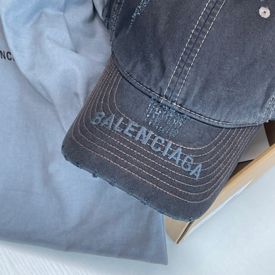 Бейсболка Balenciaga с эффектом потертости и вышитой надписью — темно-серый.