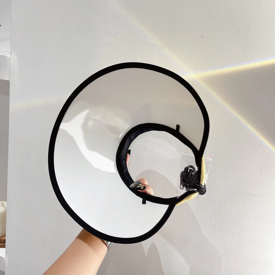 Соломенная шляпа от солнца Chanel 2022 года - с открытой шириной.