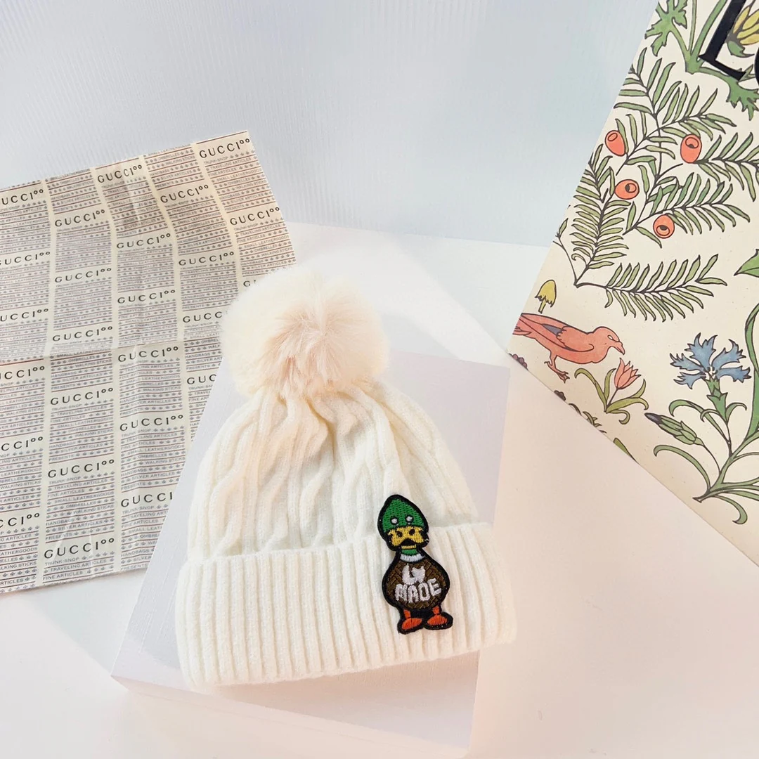 LV - Вязаная шапка-бини с помпоном в виде уточки - белая