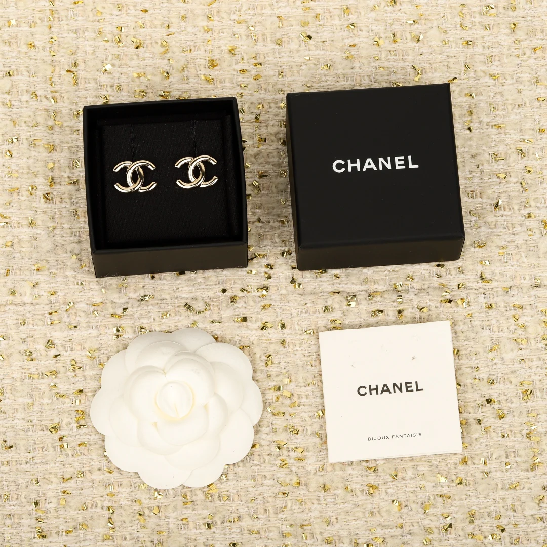 Chanel - 25 пенсов, глянцевые серьги с двойной буквой С