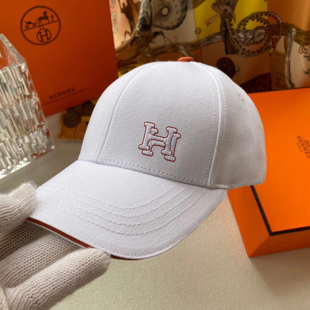 Вышитая бейсболка Hermes - белая