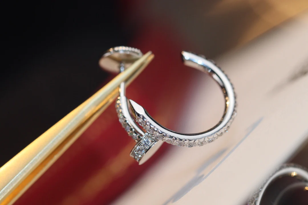 Маленькие серьги-гвоздики Cartier - платина - полностью с бриллиантами