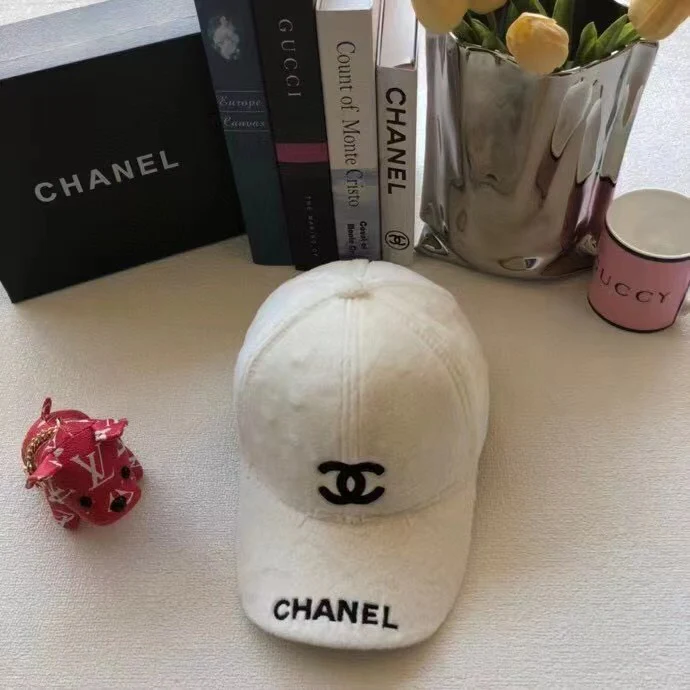 Бейсболка Chanel с вышитым кроличьим мехом