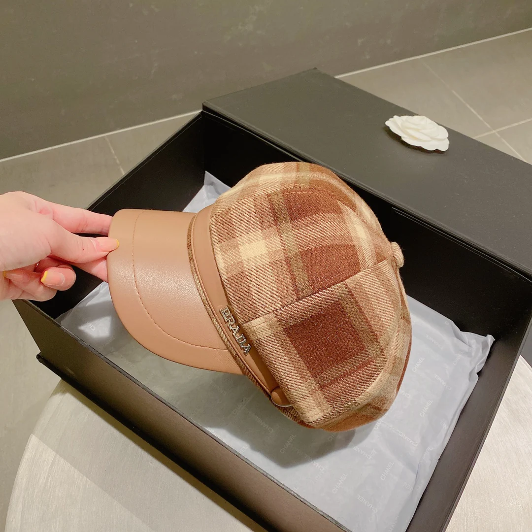 Клетчатая бейсболка Prada - коричневая