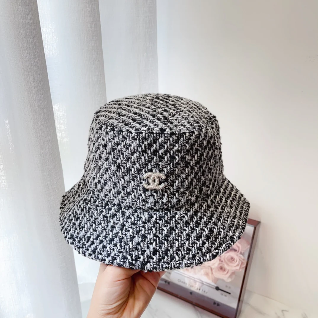 Chanel - Новая модель ранней осени: шерстяная клетчатая рыбацкая шляпа крупной вязки - черно-белая.