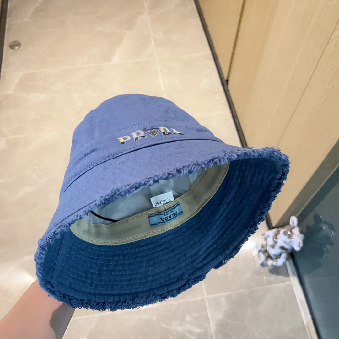 Новинка сезона весна/лето 2023 от Prada - джинсовая панама с кисточками.