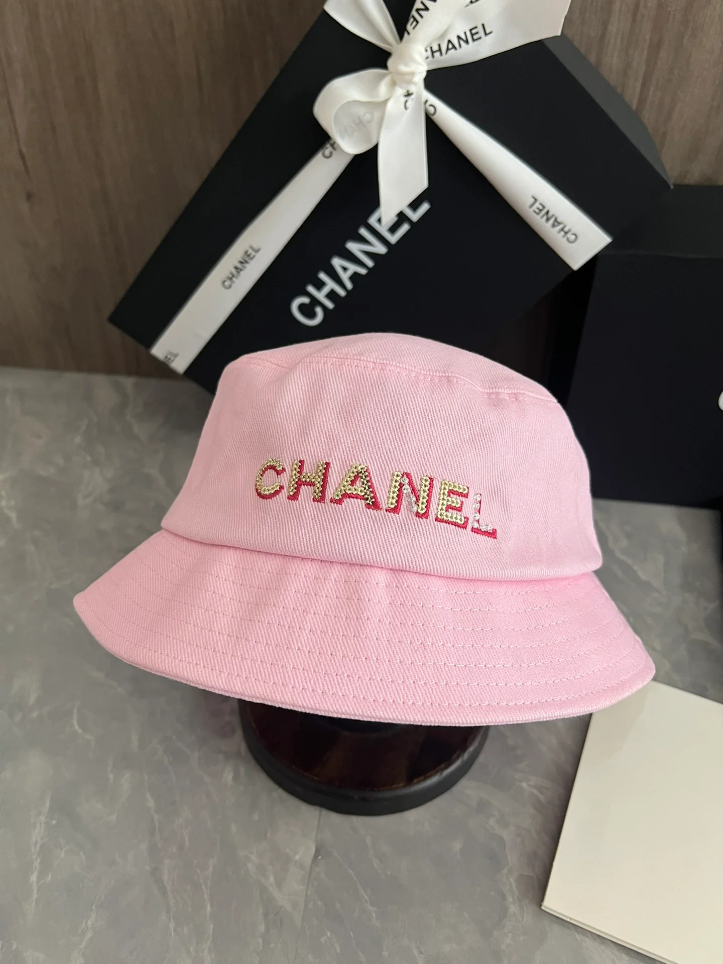 Ковбойская рыбацкая шляпа Chanel, расшитая пайетками, розового цвета.