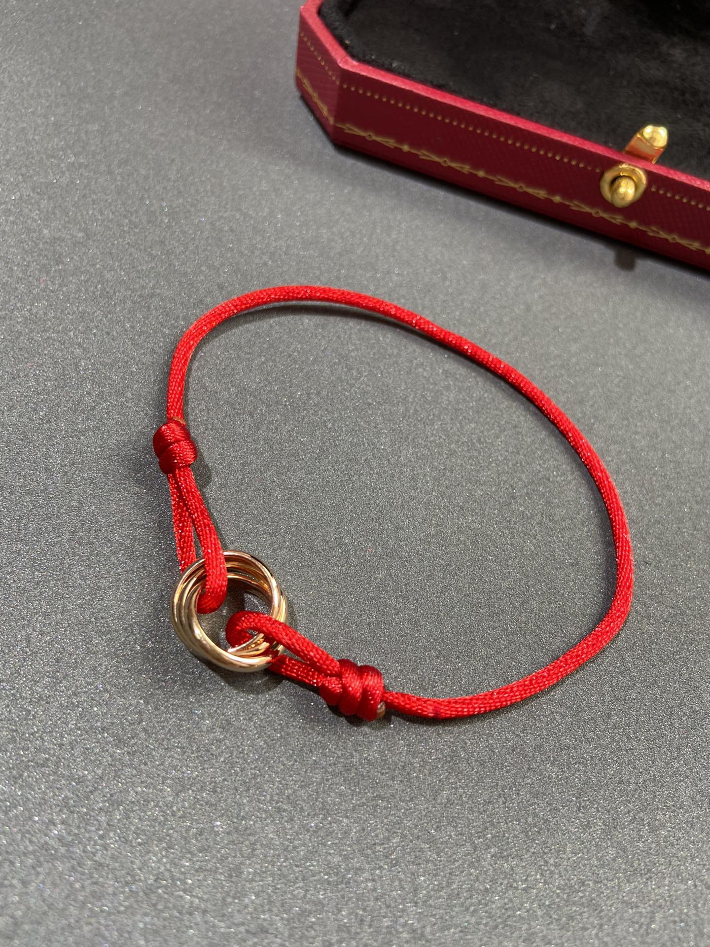 Браслет Cartier можно носить на расстоянии до 18 см от плеча.