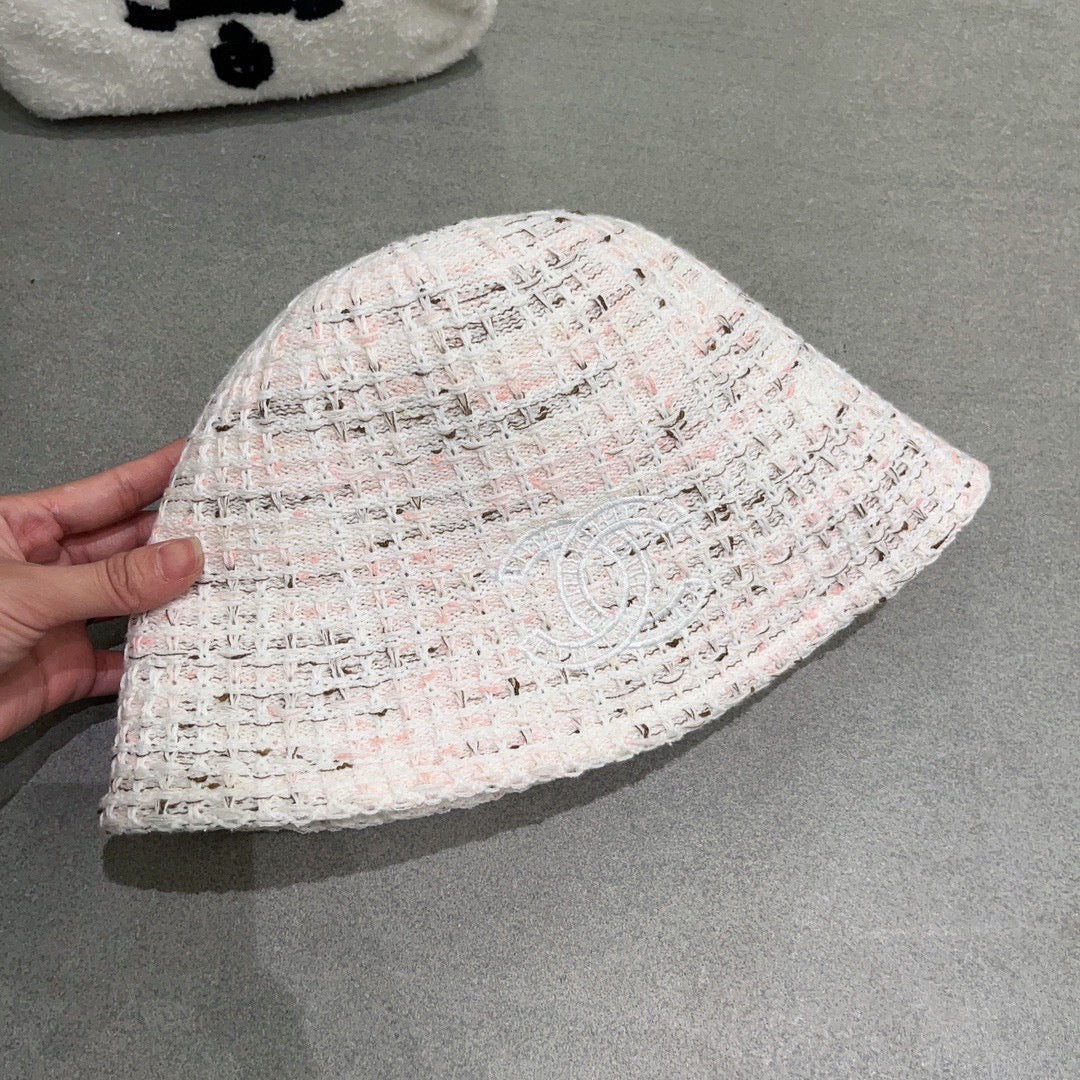 Новая элегантная вязаная рыбацкая шапка в стиле Chanel из осенне-зимней коллекции - розовая.