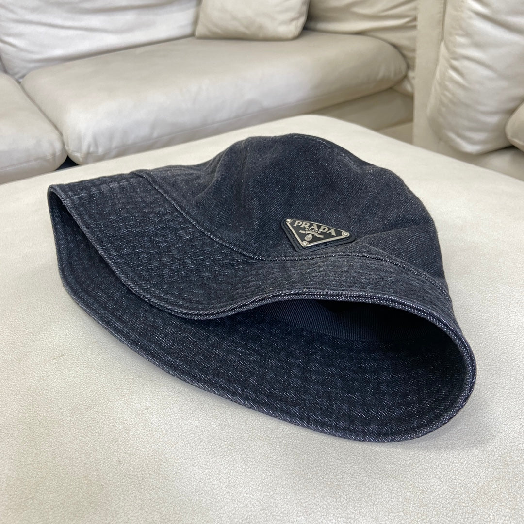 Рыбацкая шляпа Prada с эффектом потертости - черная