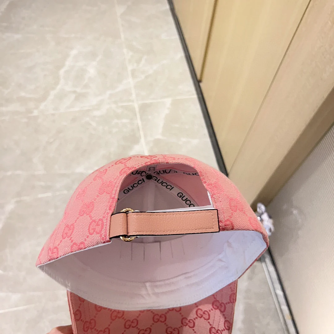 Новинка сезона весна/лето 2023 от Gucci - бейсболка с монограммой - розовая.